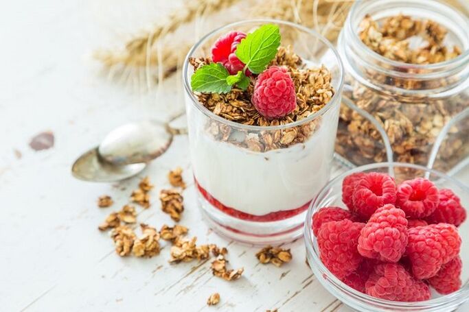 Yogurt with raspberries and muesli for weight loss