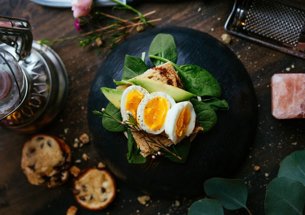 Sandwich with egg and avocado for pancreatitis